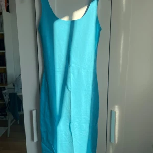 Turkos klänning från Primark!! - Säljer en stilren turkos klänning från Primark. Klänningen är ärmlös och har en enkel design som passar perfekt för varma sommardagar. Tillverkad i ett lätt och bekvämt material.💗