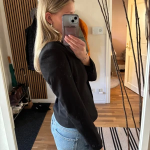 Svart figursydd Kavaj - Snygg figursydd kavaj från HM. Perfekt till en utekväll! 