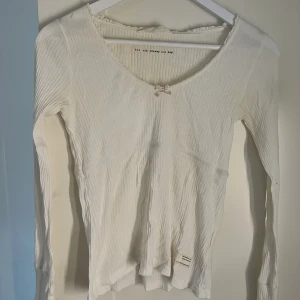 Vit ribbad topp från Odd Molly - Säljer en vit ribbad långärmad topp från Odd Molly i bra skick. Storlek 0 passar en XS-S