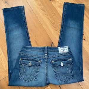 True Religion jeans - True religion jeans i toppskick! Dom är i modellen ”slim straight” och är storlek 29 Midja rakt över: 39cm Innerbenslängd: 73cm Lår: 20cm