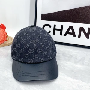 Svart gucci keps - Snygg svart keps från Gucci med deras ikoniska mönster. Kepsen har en justerbar rem baktill och en stilren skärm i skinn. Perfekt för att ge din outfit en lyxig touch. Skriv för funderingar 🤔😉
