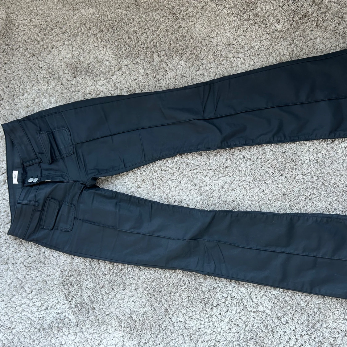 Svarta fakeskinn byxor med fickdetaljer - 1