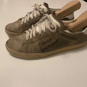 Saint Laurent skor  - Riktigt feta saint Laurent skor i storlek 41 dom är i använt skick men har mycket kvar att ge dom är i färgen beige/brun byten går säljs för: 2999 sulan är sliten