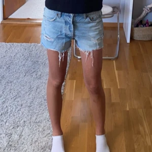 Ljusa jeansshorts med slitningar - Blåa jeansshorts💕