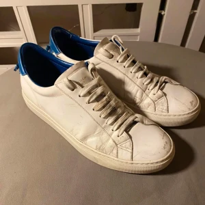 Vita Givenchy skor - Ett par feta givenchy skor som har lite små defekter här och där! Därav priset! Nypris ligger runt 5000kr! Plinga till vid minsta fundering så kan priset diskuteras vid en snabb affär! Inget OG medföljer! 