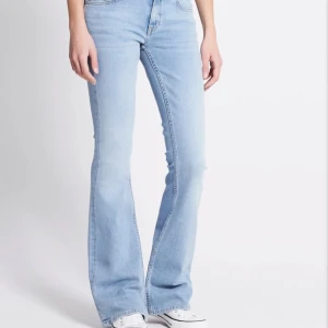Ljusblå bootcut jeans - Jeans från lager 157! Jättesnygga och har inga fläckar men ett litet hål nere vid ena benet, inget man tänker på eftersom den är så långt ner💕💕
