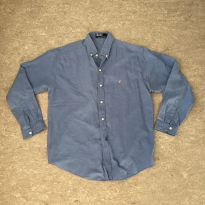 Polo Ralph Lauren Skjorta - Tjo! Säljer en blå Polo Ralph Lauren skjorta. Den är i storleken L. Om du har frågor är det bara att ställa!