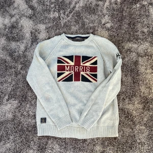 Grå stickad tröja från Morris - Tjena! Säljer en stilren grå stickad tröja från Morris. Den är i bra skick förutom en liten färg fläck som absolut inte syns. Storlek M men sitter som S. Nypris ca 2000. Hör av er vid några frågor eller funderingar 