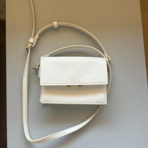 Vit handväska med justerbar rem - Liten och söt handväska från Åhléns. Skriv vid frågor eller mer bilder💓