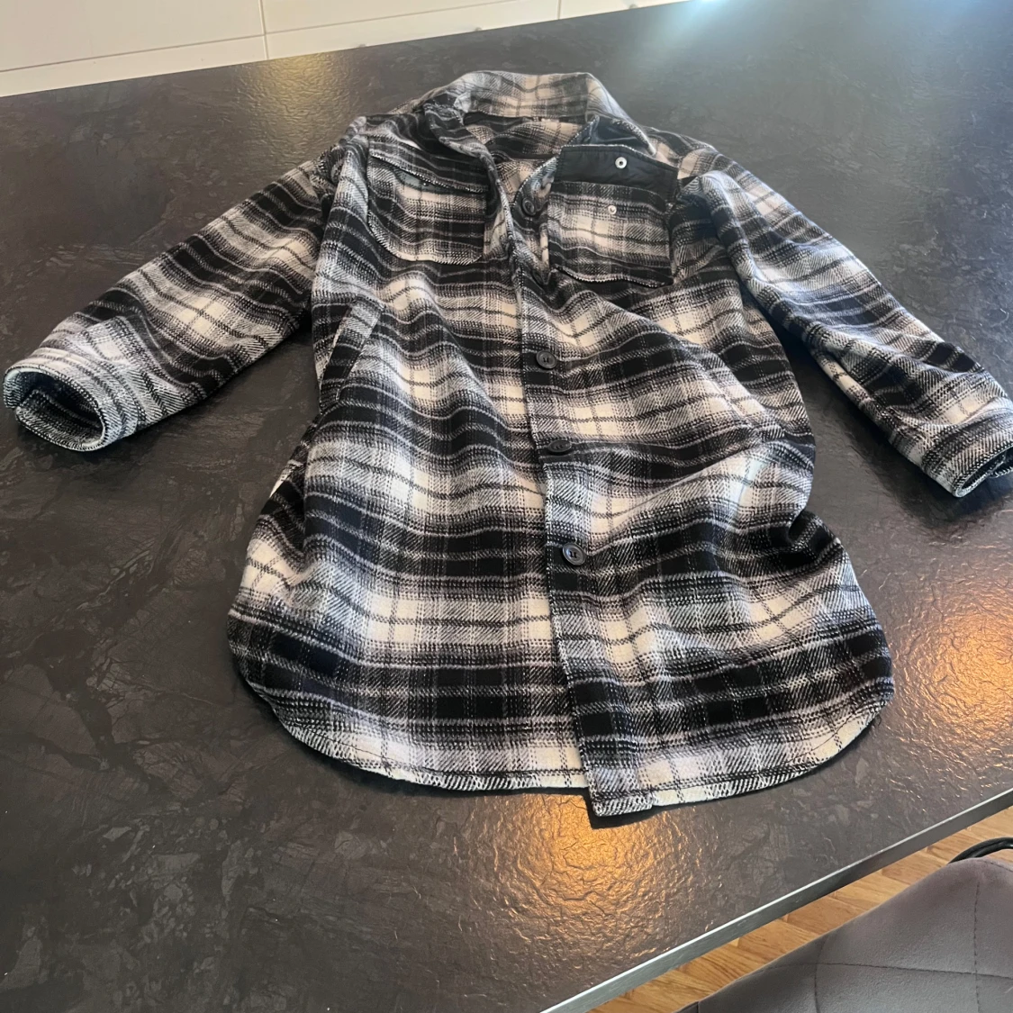 Svartvit rutig overshirt från Divided - 2