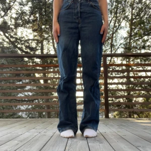 Blå jeans Bik Bok storlek 28 - Jättefina raka högmidjade mörkblå jeans med knappar från Bik Bok, storlek 28. Passar en storlek M skulle jag säga🫶 Välanvända men i bra skick. jeansen har lite slitage längst ner på benen (se bild), men det syns knappt när de är på och påverkar inte passformen🥰