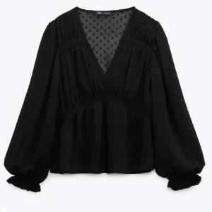 Svart Zara blus - Jättefin svart och genomskinlig blus med prickar från Zara. Bara använd någon gång, inga defekter. Storlek XS. 💕