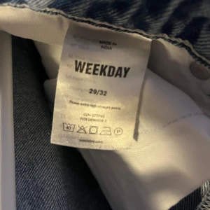 Blå jeans från Weekday - Snygga blå jeans från Weekday i storlek 29/32. 
