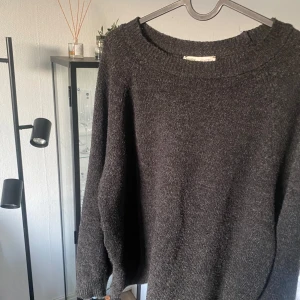 Mörkgrå stickad tröja från Pull&Bear - Säljer en stilren mörkgrå stickad tröja från Pull&Bear. Ganska mjuk i materialet och någorlunda tunn i tyget🤩säljer då den inte används lika flitigt länge🥰