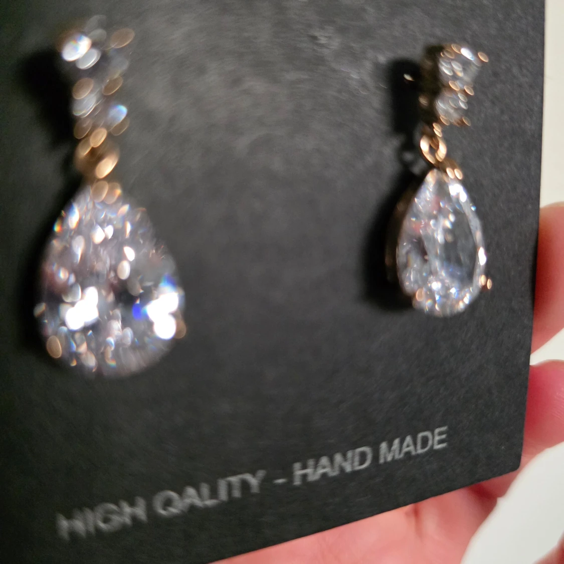 Glittriga örhängen med zirkonsten - 1