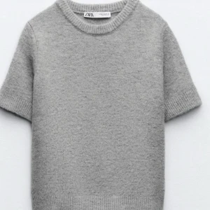 Stickad tröja från Zara - Säljer min gråa stickade tröja från Zara, knappt använd och är i storlek S men funkar lika bra till Xs💕