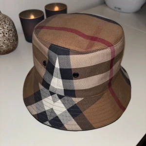 Bucket hatt från Burberry - Säljer min oanvända buckethat ifrån burberry i storlek S. Köpt för 4000kr på vestaire appen. Den har inte kommit till användning därav säljs den. Pris kan diskuteras vid snabb affär. Unisex