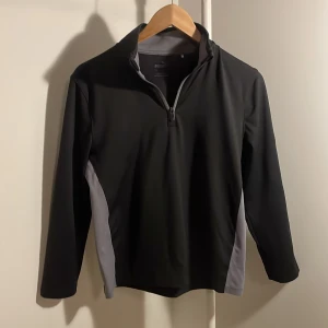 Tränings tröja - Snygg och bekväm quarter zip från Puma. Perfekt till de flesta sporter som t.ex Golf eller Padel. Storlek 152 eller 11-12 y/o. 