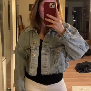 Croppad blå jeansjacka  - En blå cropped jeansjacka från Zara strl Xs🩵