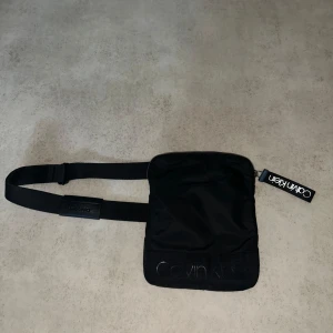 Svart axelväska från Calvin Klein - Säljer min Calvin Klein axelväska som ja använt ett par gånger. Axelväskan säljs längre inte. Skick 10/10 Inga repor eller skador på den! Vid snabb affär kan priset diskuteras! Skriv för fler bilder ifall ni vill vara helt säkra på hur väskan ser ut!!!