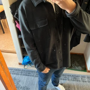 Mörkblå Overshirt från Only&Sons - Fet overshirt till våren🔥Använt kanske 5 gånger då den är lite för stor på mig. Jag är 178 och Overshirten är i storlek M. Perfekt inför våren. Inga slitningar. Pris kan diskuteras vid snabb affär🤝