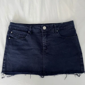Mörkblå jeanskjol   - Snygg marinblå low Waist jeans kjol! Storlek M, köpt second hand. 