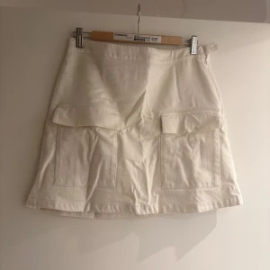 Kjol - Säljer denna fina kjolen från Lindex, använde den mycket ett tag men nu är det inte riktigt min stil med korta kjolar längre tyvärr. 