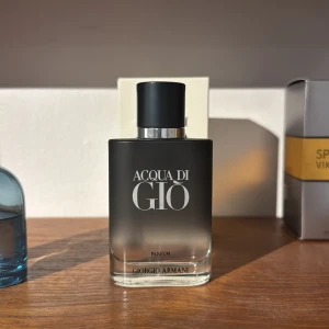 Acqua di Giò Parfum från Giorgio Armani - Elegant och tidlös parfym från Giorgio Armani, Acqua di Giò. Flaskan har en stilren design med en svart frostad yta och silverdetaljer. Förpackningen är i en ljus nyans med tydlig logotyp. Perfekt för den som söker en klassisk doft. Helt ny endast sprutad för att känna hur den luktar ny pris runt 1200 