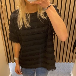 Svart randig topp - Säljer den här jätte snygga T-shirten från HM med fransar❤️