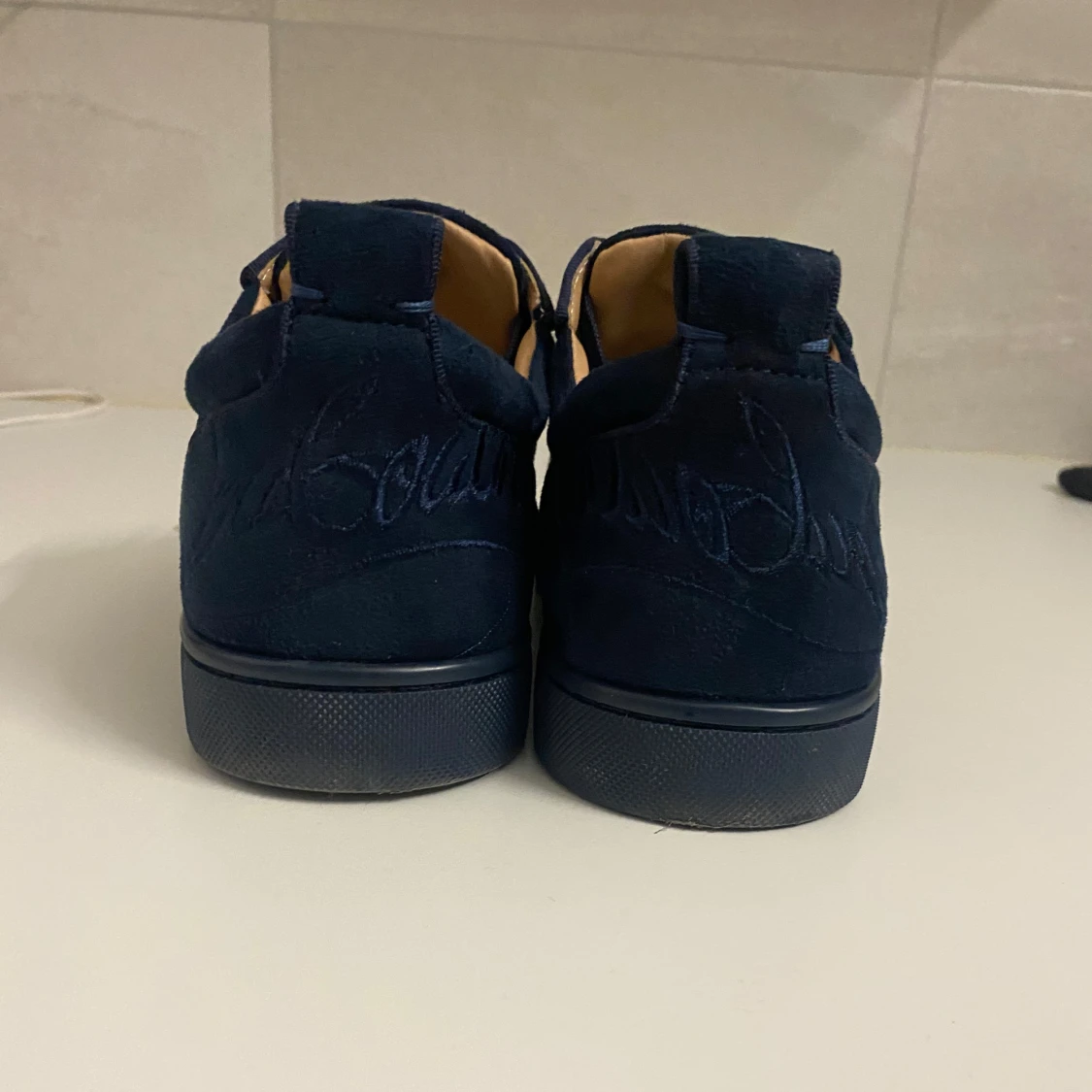 Mörkblå sneakers med röd sula - 2