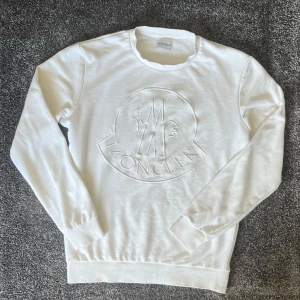 Moncler Tröja - Sjukt fet Moncler tröja i toppenskick! Tröjan är använd fåtal gånger. Kom gärna prisförslag och frågor!