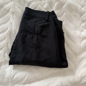 Bikbok Vilma kostymbyxor - Populära kostymbyxorna från BikBok med medelhög midja. Använda men i bra skick