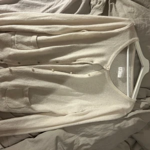 Beige kofta  - Perfekt för lager-på-lager och passar till många olika outfits.