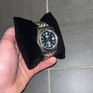 Seiko - datejust mod  -  En elegant seiko - datejust mod i nybyggt skick | klockan har safirglas fram, vilket garanterar reptålighet | klockan är utrustad med ett aromatiskt urverk. | 39 mm | vid frågor och funderingar finns jag i DM 📩pris kan diskuteras vid snabb affär.