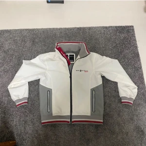 Sail racing Windbreaker - Säljer en riktigt snygg sail racing jacka storleken är S nypris på denna är 3000 mitt pris 799, skick 8/10 pris kan såklart diskuteras vid snabb affär! Hör av er om ni har några frågor eller funderingar!🤝🙌
