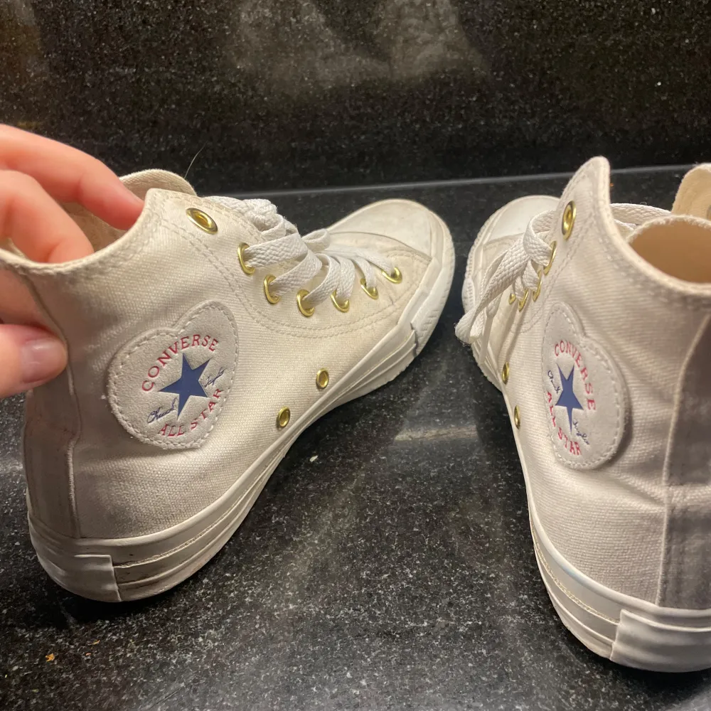 Säljer ett par vita Converse sneakers med snörning och dragkedja på sidan. Klassisk hög modell med Converse All Star-logga på sidan. ❤️. Kengät.
