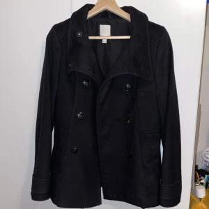 Svart kappa från H&M - Använd ett fåtal gånger :)