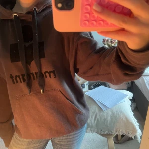 Svart hoodie från Isabel marant  - Säljer en svart hoodie från Isabel marant🖤🖤 säljer för 1100 nypris är 3000!