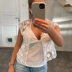 Vit spetsbolero - Säljer en söt vit spetsbolero med korta ärmar som passar till allt😍Storlek 38💞