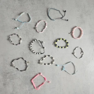 Armband - Olika armband. 40 kr st, 3 för 100kr.  Alla är hemma gjorda, fråga om man vill ha flera bilder!