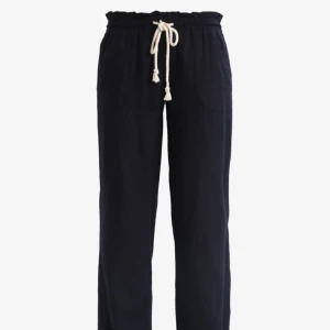 Roxy linnebyxor  - Svarta roxy linnebyxor, använda fåtal gånger då dom är förstora för mig, inga defekter. I storlek M.