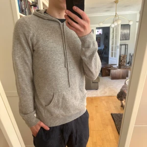 Davida Kashmir hoodie  - En grå Kashmir hoodie från märket Davida i storlek S. Tröjan är i mycket bra skick och är såklart i 100 % Kashmir. Nypris går den för 2699kr. Jag säljer för 1200kr. Priset är inte hugget i sten. Skriv vid frågor eller funderingar. 