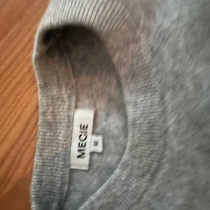 Grå tröja från Mercíe - Säljer en stilren grå tröja från Mercíe. Tröjan är gjort av merino ull och är storlek m. Jag har använt tröjan endast 1 gång så den är i helt ny skick
