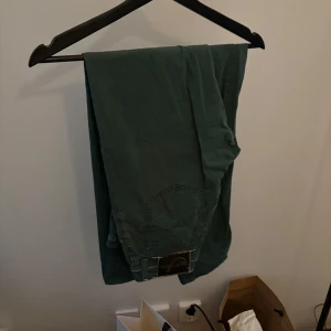 Gröna Jacob cohen byxor - Snygga gröna byxor med normal passform och midwaist. Perfekta för en avslappnad stil. Byxorna har en klassisk design med knappar framtill. Färgen skulle jag säga är som de 2 första bilderna.