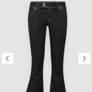 Bootcut jeans - Snygga svarta bootcut jeans med låg midja, bootcut och vita sömmar. Jag har precis köpt dem men var för små och går inte lämna tillbaka. Nypris 900 kr köpta på Carlings från BDG URBAN OUTFITERS. Storlek 36💕