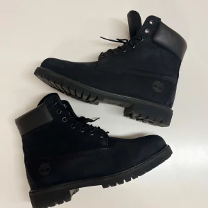 Timberland 6-inch Boots Black  - Mycket bra skick. Storlek 43.5 men passar mig som har 42.5/43 vanligtvis. Kartong finns. Finns i Lund för meet-up. 