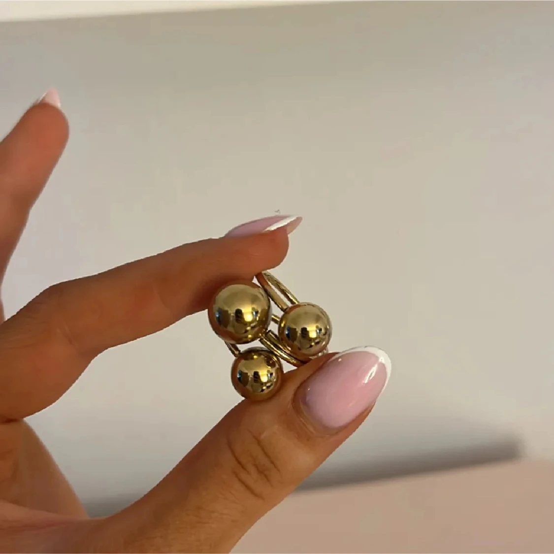 Guldig ring med kulor  - 3