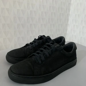 Svarta sneakers från Vagabond - Snygga svarta sneakers från Vagabond med en stilren design. Skorna har en klassisk snörning och en diskret logga på sulan. Perfekta för en minimalistisk look.