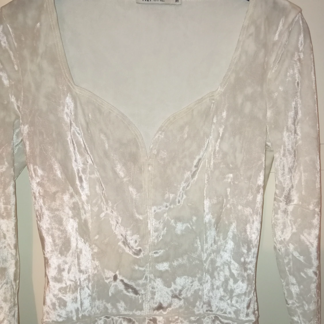 Vit sammetsbody från NLY One - 1