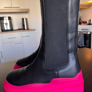 Chelsea boots strl 38 - Chelsea boots strl 38 från Nelly.  - Material i läderimitation - Rundad tå - Strukturerad sula - Resår på sidorna  Skafthöjd 17 cm Höjd på sula 7 cm  Använd ett fåtal gånger.  Mycket fint skick, se bilder.